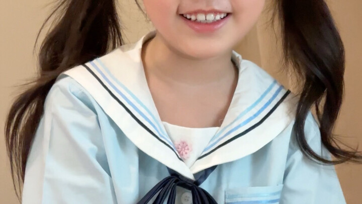 ابنتي تسرق ملابس أمها لترتديها، ولم أتوقع أنها ستبدين جميلة هكذا!