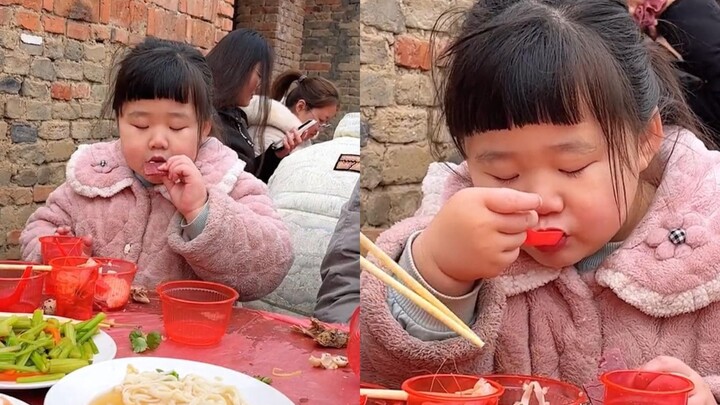 Cute kid returns to the village for a feast, follows local customs, wears pajamas, and eats heartily