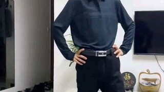 Dad bought 11 pieces of clothing at once and tried them on one by one. His daughter took a cute phot