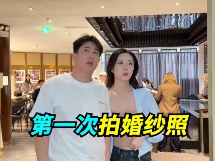 A wedding for four people is indeed a bit crowded.