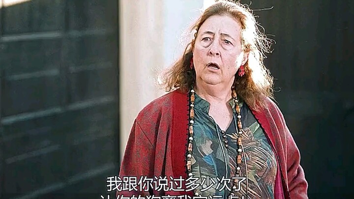 Mendengar teriakan gadis itu, wanita tersebut langsung berlari keluar, tetapi sang kakek malah berka