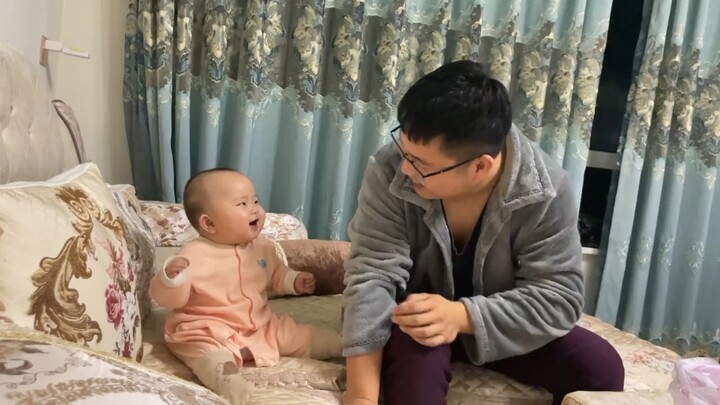 No matter how Dad moves, the baby just keeps smiling happily.