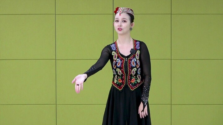 Xia Yiwen's Xinjiang Uyghur Dance Tutorial: How to Perform the Beautiful Hand-Waving Move?