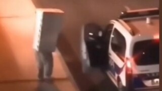 Bảo vệ bắt giữ tù nhân