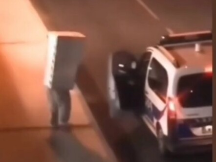 Bảo vệ bắt giữ tù nhân