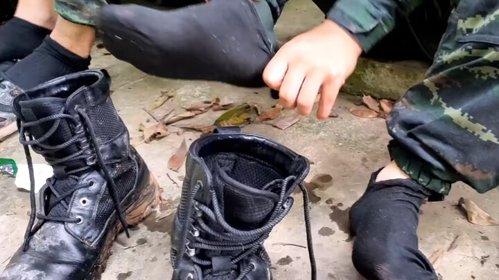 الأخ الجندي يتعب كثيرًا جدًا! بعد التدريب، يمكن عصر الجوارب حتى تخرج منها الماء!