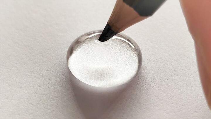 用铅笔在水滴里写字，晶莹剔透太惊艳了！