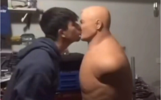 แม่บาร์บี้ฤดูใบไม้ร่วงบีบน่องวัว