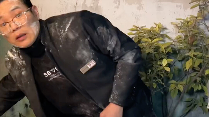 Thợ lâu năm pha nước ép tươi và nấu súp bánh trôi với quẩy giòn