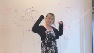 Dance On My Youth in front of Li Yongqin's mother