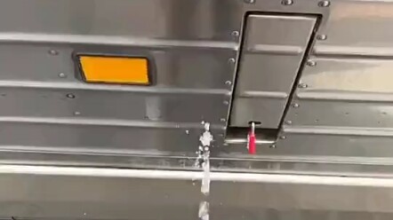 Tolong panggilkan ambulans, terima kasih.