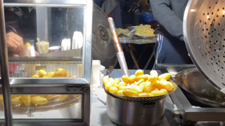 Khoai lang kén đông nghịt khách | Món ăn đường phố