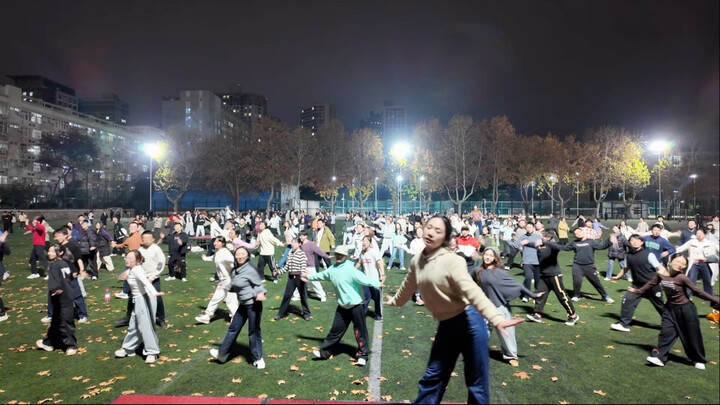 ليو دهوا في طور إلغاء التجميد: قريبًا سيُقام عرض خاص بالعام الجديد لـ «مبارك عليك الثراء»، وكل الرقص