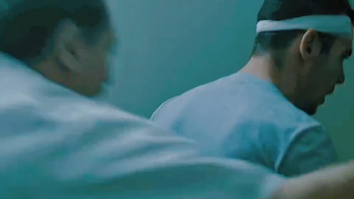 At the very last second of anesthesia, the beauty horrifyingly realized that the surgeon performing 
