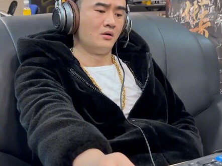 Internet Cafe Chaos! Shocking! Big Xin Bro Hacked an Account!!?