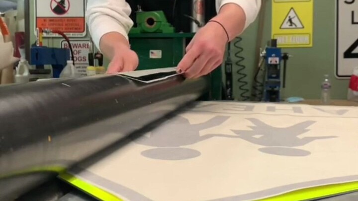 Immersive experience of making a billboard—every move is so smooth and seamless!