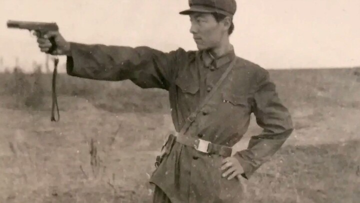 เปลี่ยนจากการถือปืนด้วยมือเดียว มาเป็นการถือปืนด้วยสองมือ