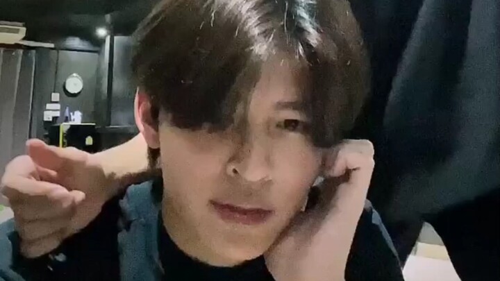 pond/Small Bread's evening dance time—dancing to EXO is so cool, I'm totally in love!