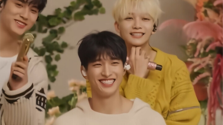 【ทั้งแปด】“หมิงฮ่าวๆ 555～” เห็นพวกเขาได้ยินเสียงของแปดแล้วตื่นเต้นสุดๆ ใจก็เลยอ่อนยวบไปเลย