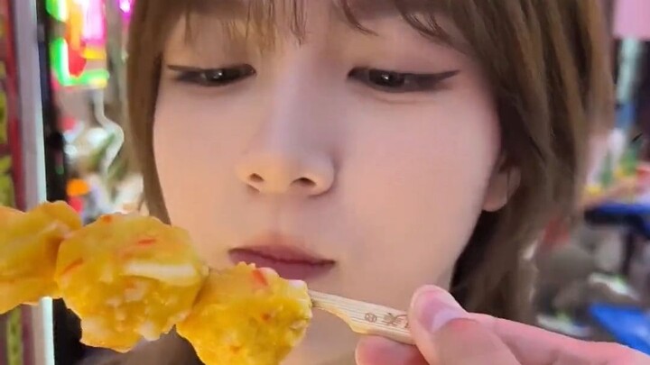 “How to Get Your Big Sister to Pay Up Without Complaining”