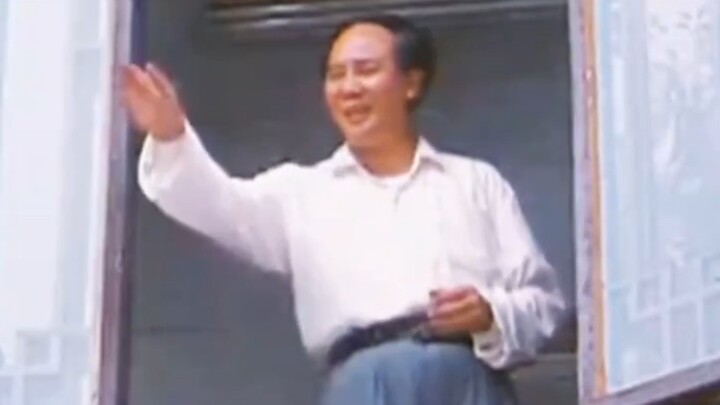 “Nghe nói khi quay đoạn này năm đó, đám đông xung quanh ào ạt lao lên như sóng.”