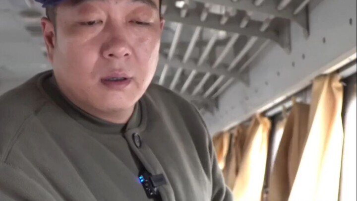 Quên mang nước sốt trên tàu, bạn cùng toa thật nhiệt tình, mở chai rượu nhỏ khua khua, gà xông khói 