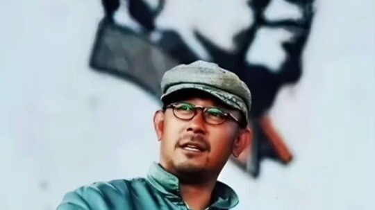 一个充满魅力的红色巨人