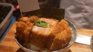 大阪，前相扑选手制作的超厚切炸猪排盖饭，每一块都是满足啊