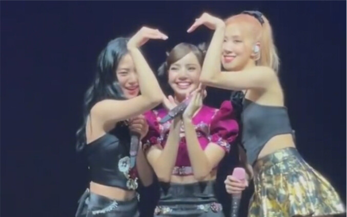 ฉัน หมิ่น เรื่องความเข้าขากันในการทำมือเป็นหัวใจ…