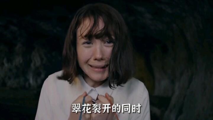 Khi cô gái cúi xuống nhặt đồ, xe buýt trường học bỗng bị chém làm đôi; ngẩng đầu lên thì không còn a