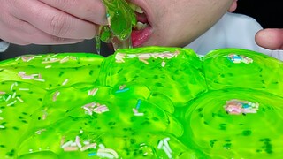 吃荧光绿色果冻，听吸溜的咀嚼音！