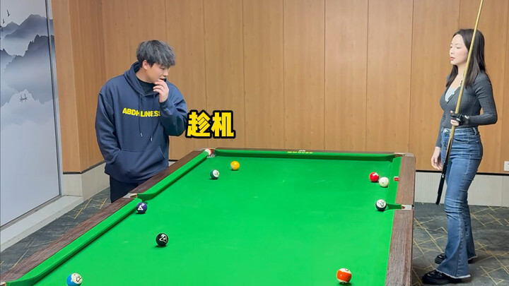 Đá bóng mà, thêm chút động tác chẳng phải rất bình thường sao