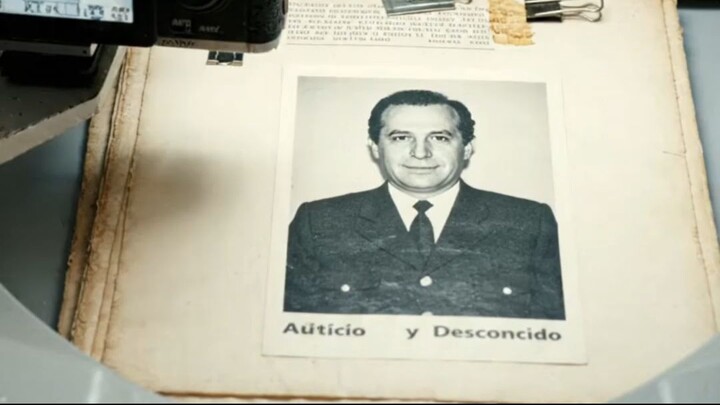 Hay un nombre que aparece una y otra vez en expedientes que no tienen relación entre sí.