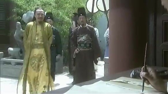 Zhu Yuanzhang was inspecting the examination hall and saw an old man taking the exam. He had taken t