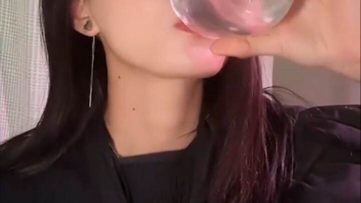 บนโลกนี้มีคนอยู่แค่สามแบบ หนึ่งคือยังไม่เคยรู้จักหวงถิงถิง อีกหนึ่งคือชอบหวงถิงถิง และอีกแบบคือจากแฟ