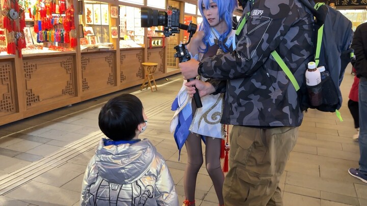 Let's share some behind-the-scenes footage today—whose kid is this!