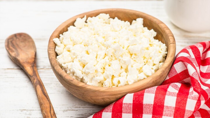 The Snack That Feeds Your Muscles While You Sleep 🧀