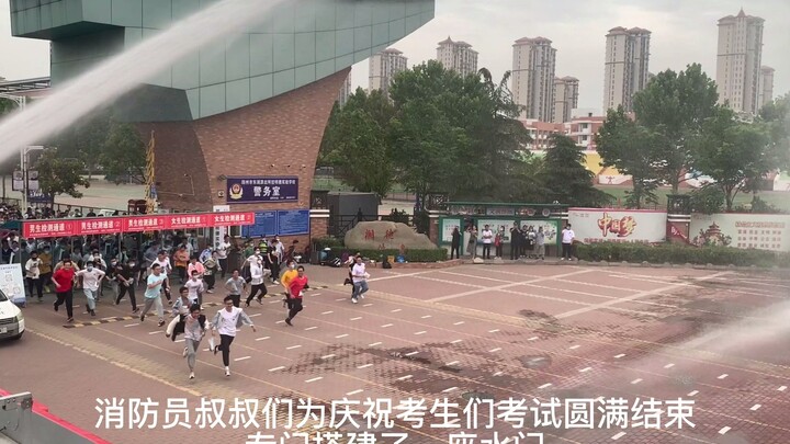 Pak petugas pemadam kebakaran membangun "Gerbang Longmen" untuk para peserta ujian