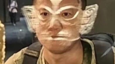 ทำฉันขำตายไปแล้ว หน้ากากซานซิงตุยนี่เข้ากันพอดีเลยใช่ไหม