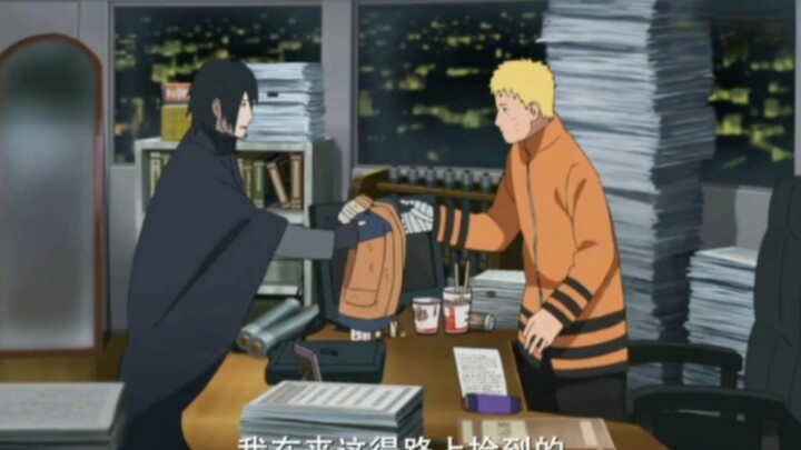 Sasuke menggunakan satu-satunya tangannya yang tersisa untuk menutup ritsleting mantel Naruto dan me