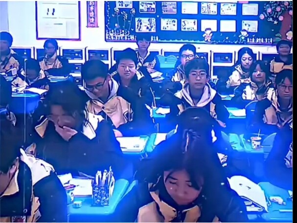 Bạn cùng bàn chỉ chép có mỗi môn Toán thôi à?