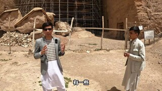 عرض تدمير تمثالي بوذا في باميان، واقتراب طالبان فجأة للاستجواب، مما أدى إلى توتر الأجواء وانقطاع الت