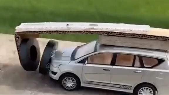 رأسك يحك كثيرًا، كأنه سيخرج منه دماغ جديد
