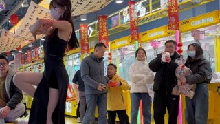 Alone's black lace dress is like Daji's second skill, which makes me dizzy~