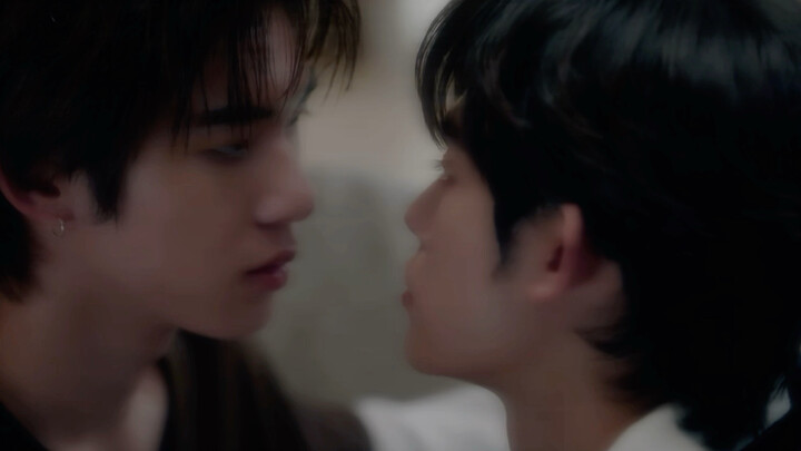 A sweet young couple turns 🔞 as soon as they kiss.