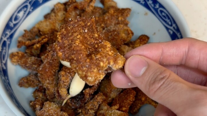Make a dried chicken skin bowl.