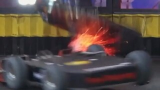 Adegan pertempuran robot sangat mendebarkan, piring terbang kecil terlempar hingga langsung rusak to