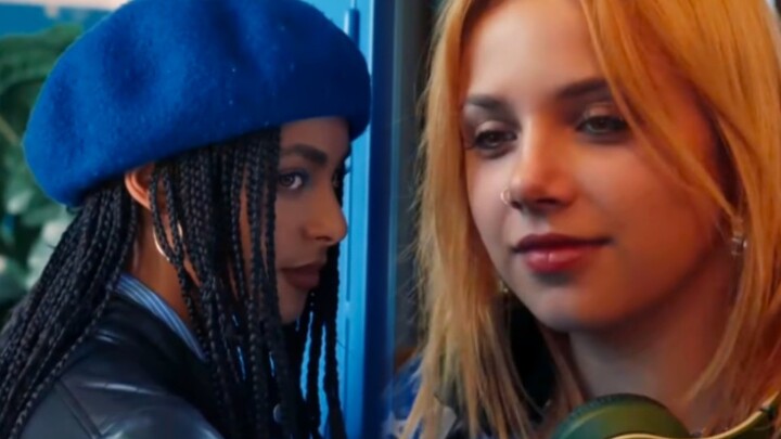 Si rambut hitam seksi & si pirang seksi! Keduanya terlihat serasi menurutku!