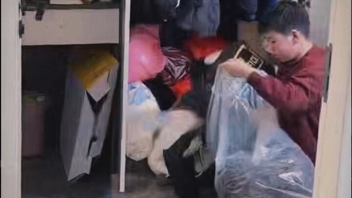 Em nhỏ tặng áo giúp bạn cùng lớp, cha mẹ ấm lòng che chở sự trong sáng thiện lương #Đồng cảm tình cả