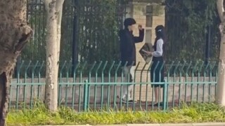 妈妈逮到上学的女儿谈恋爱，撕扯男孩反被阻拦解围让男友离开，女儿被妈妈指着怒骂“恨铁不成钢”。